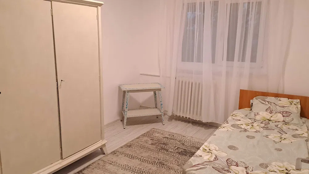 Apartament cu 3 camere în zona Păcii