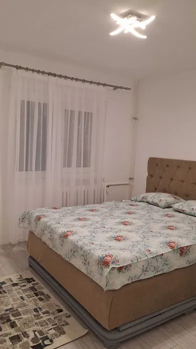 Apartament cu 3 camere în zona Păcii