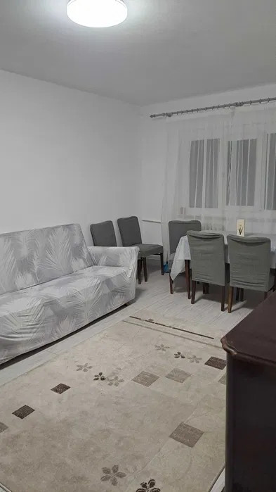 Apartament cu 3 camere în zona Păcii